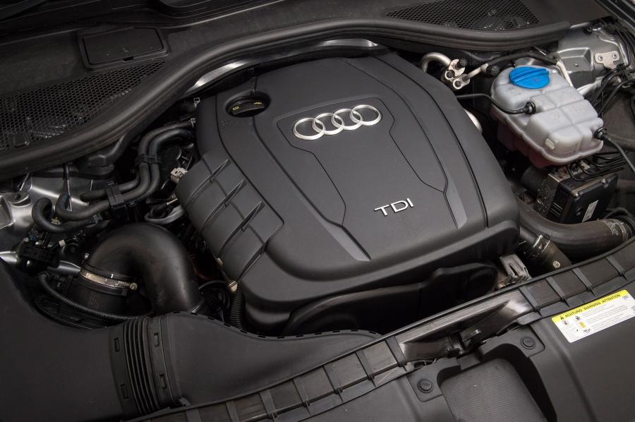 Моторный отсек Audi A6 2.0 TDI Sedan (4G, C7) 2011 года  (UK) (фото 5 из 7)